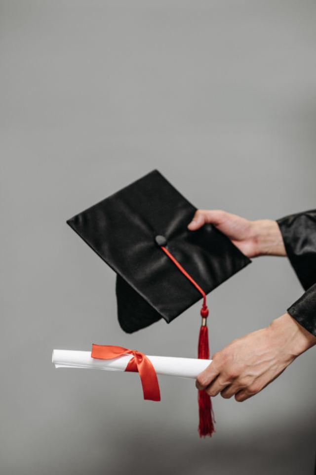 Foto de um diploma e um chapéu de formatura